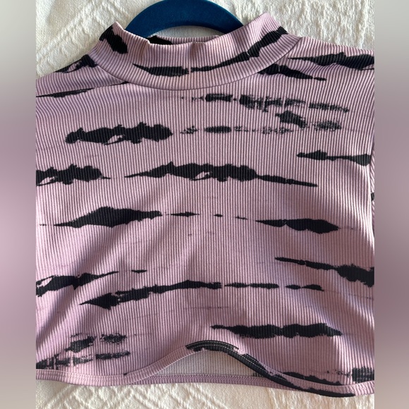 Cropped Lilac & Black Print Top with Thumb Holes - Picture 2 of 6